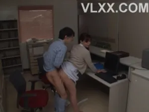 Cho người vợ đi làm thư ký để trả nợ