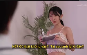 Em hoạt náo viên ngây thơ xấu hổ khi bị “ông chú” chạm vào