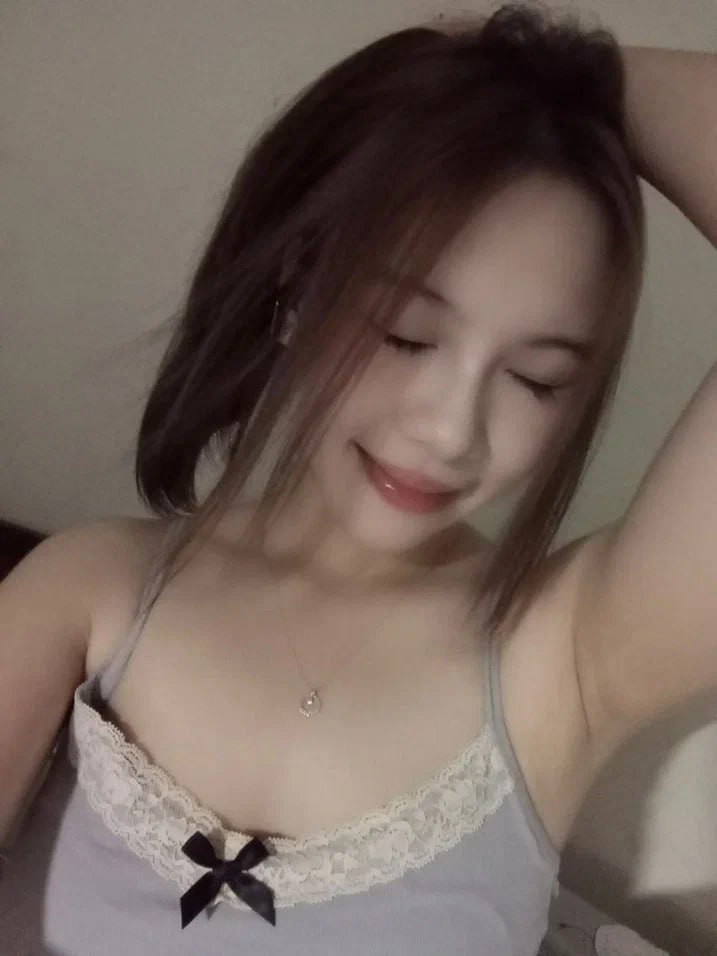 Nữ hoàng mới quyến rũ với đôi môi đỏ rực! Tất đen và đôi chân đẹp thủ dâm! Nâng quần áo xuống, nhào nặn ngực và nâng mông to béo lên