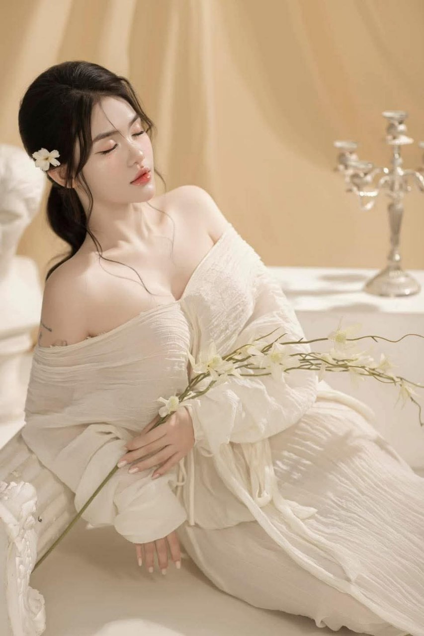 HUNTB-664 "Tôi sẽ gặp rắc rối nếu anh phấn khích như vậy. Nhưng nếu chỉ một chút thôi... Tôi sẽ giữ bí mật." Một cô vợ trẻ ngực bự mới vào nghề thời trang nam